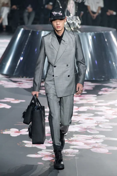 Look 10